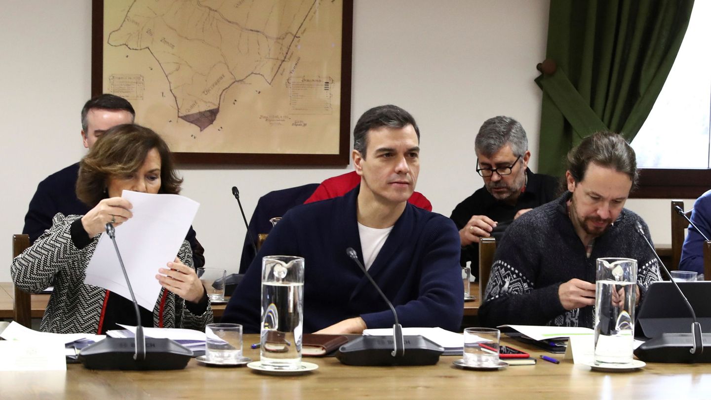 En primer plano, Carmen Calvo, Pedro Sánchez y Pablo Iglesias durante la reunión en Quintos de Mora. (Moncloa) 