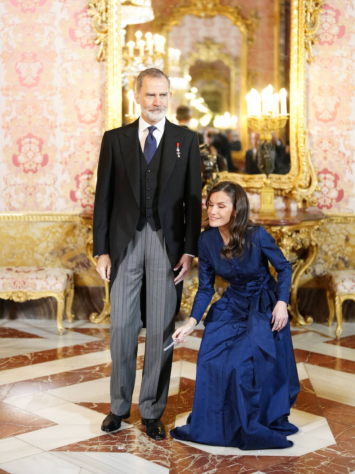 La reina Letizia recogiendo su pulsera durante la recepción al cuerpo diplomático. (LP)