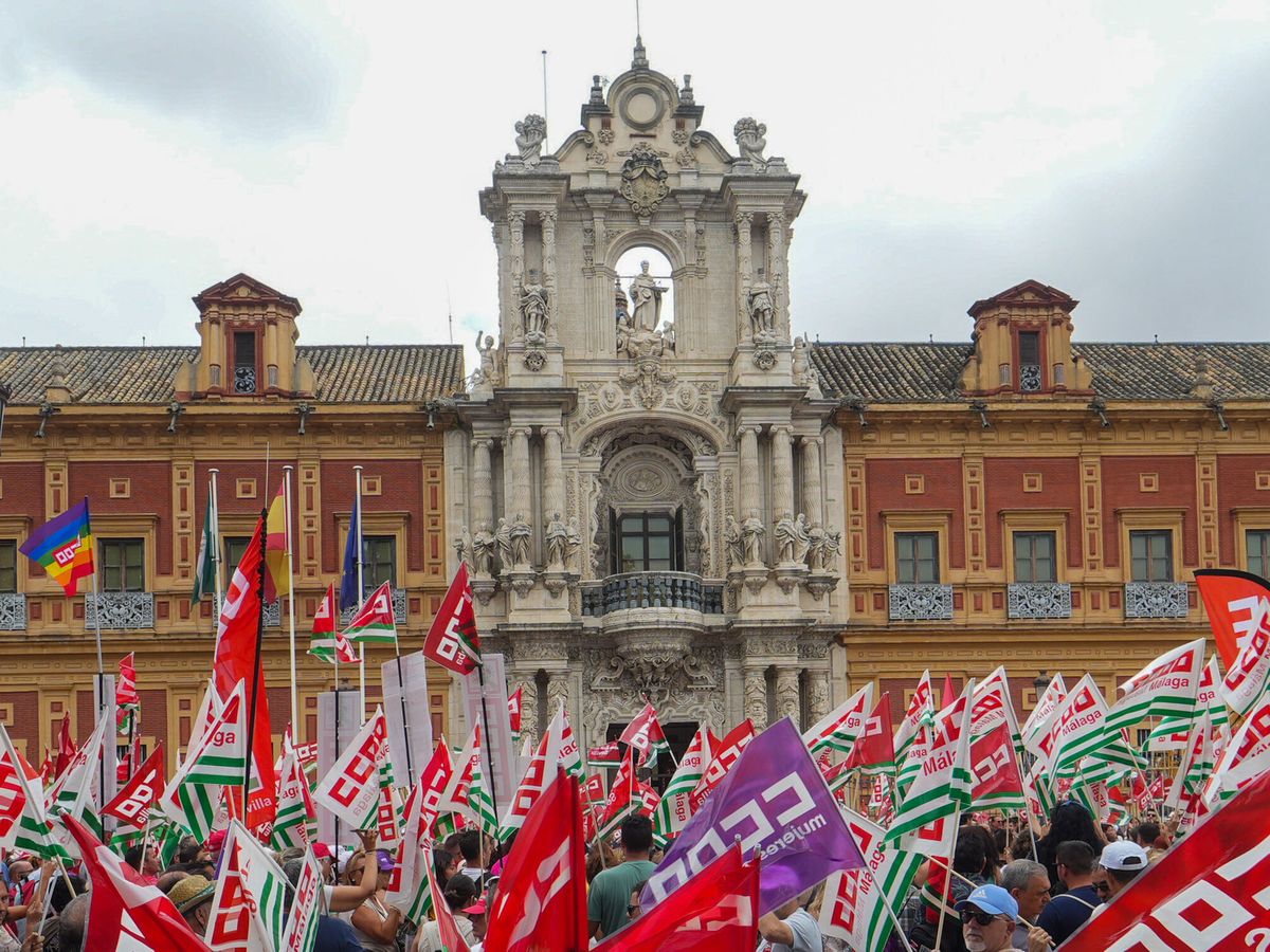 Foto: Protesta de CCOO frente a la fachada barroca del Palacio de San Telmo. (Europa Press / Francisco J. Olmo)