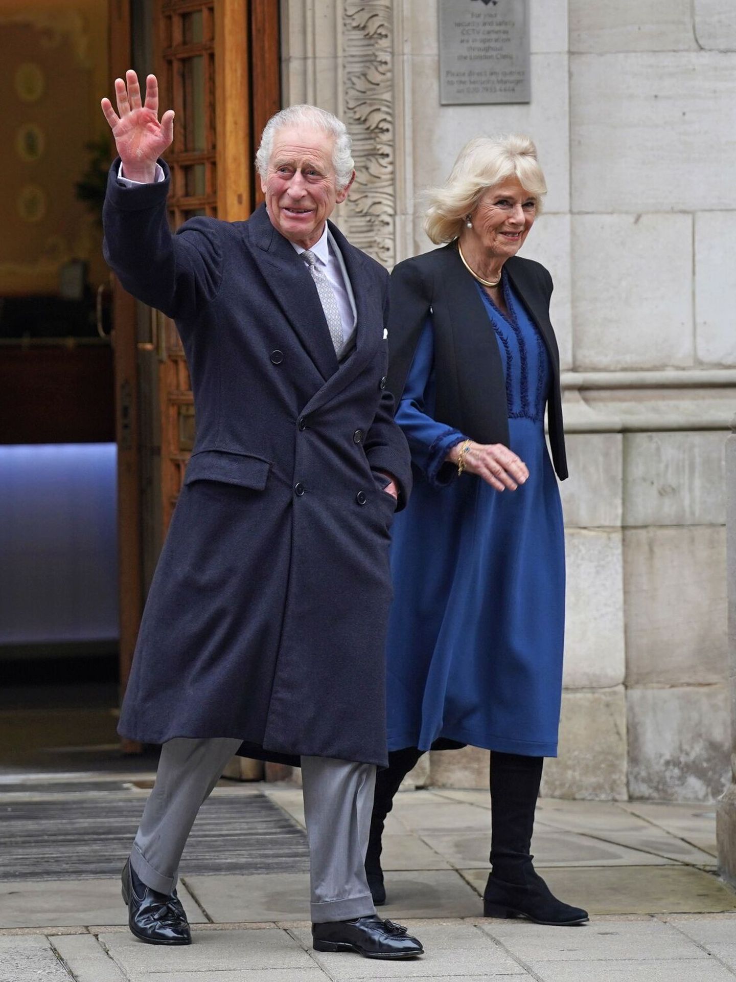 Carlos III y Camila, reyes británicos, abandonando el hospital de Londres. (EFE/EPA/Andy Rain)