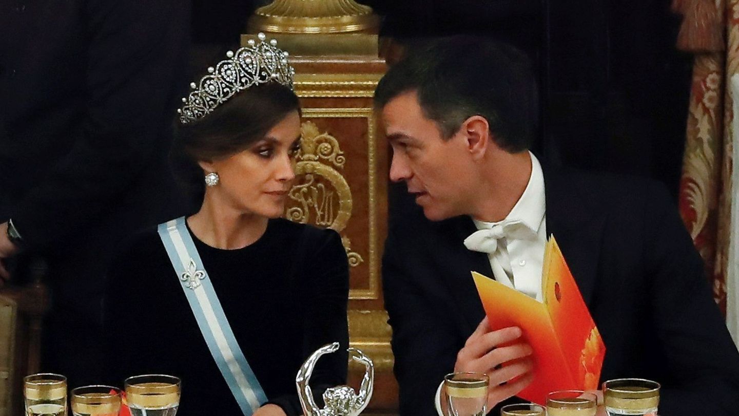La reina Letizia y Pedro Sánchez, en una cena de gala ofrecida al presidente de China y su mujer. (EFE)