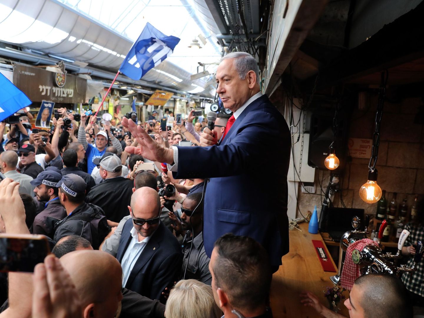 El primer ministro israelí y presidente del partido Likud, Benjamin Netanyahu, se dirige a simpatizantes en el mercado de Mahane Yehuda, en jerusalén. (EFE)