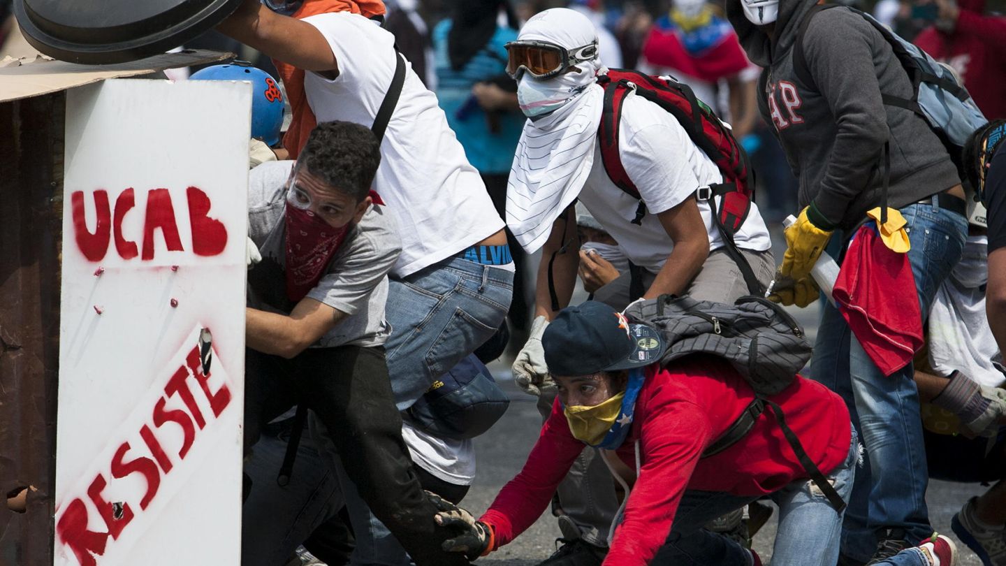 Opositores durante enfrentamientos con las fuerzas del orden en Caracas (Reuters).