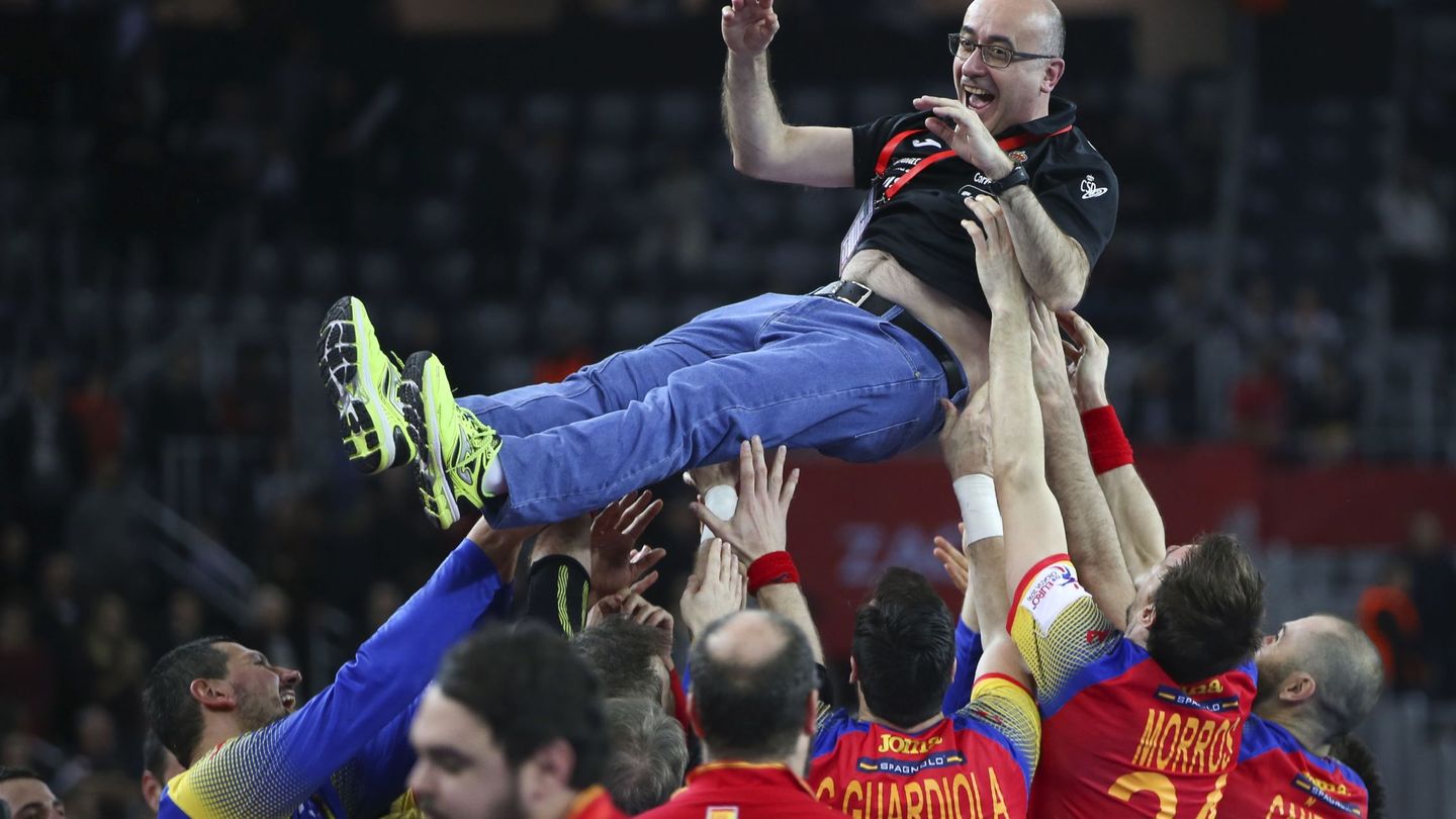 Jordi Ribera fue manteado por los jugadores de la selección española de balonmano. (Reuters)
