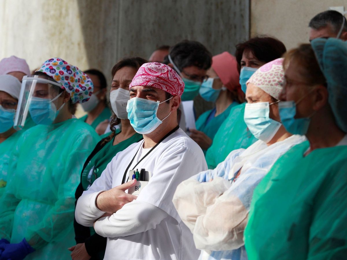 Foto: Trabajadores del Hospital Punta de Europa, de Algeciras (Cádiz). (EFE)