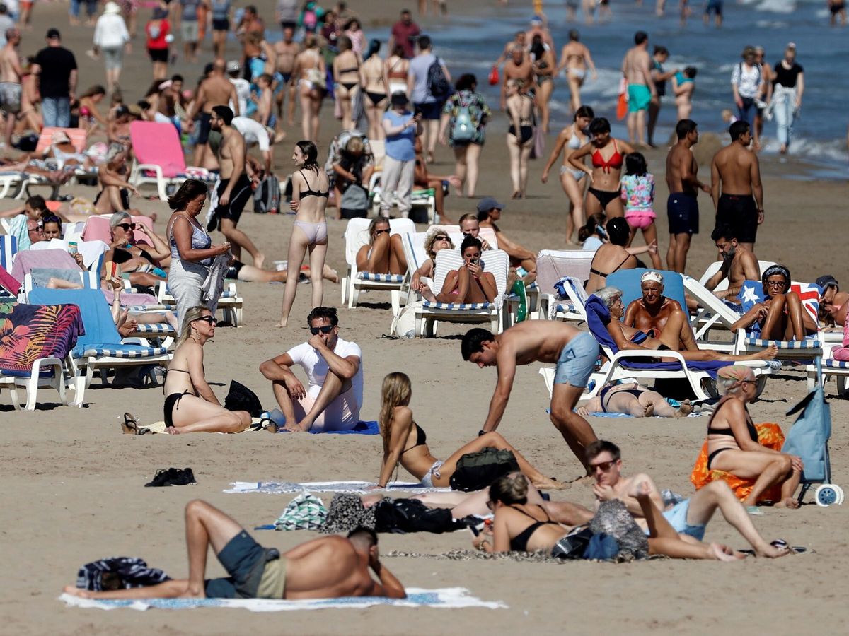 Foto: Valencia prohibirá poner música en las playas (EFE/Kai Försterling)