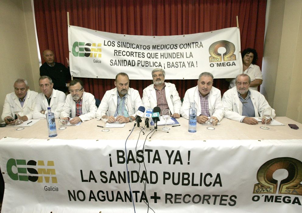 Foto: Representantes de los colectivos médicos de la Sanidad gallega, en octubre, convocando movilizaciones contra los recortes. (Efe)