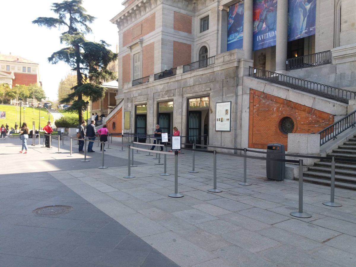 Foto: Entrada al Museo del Prado, sin las habituales colas. (A. Caballero)
