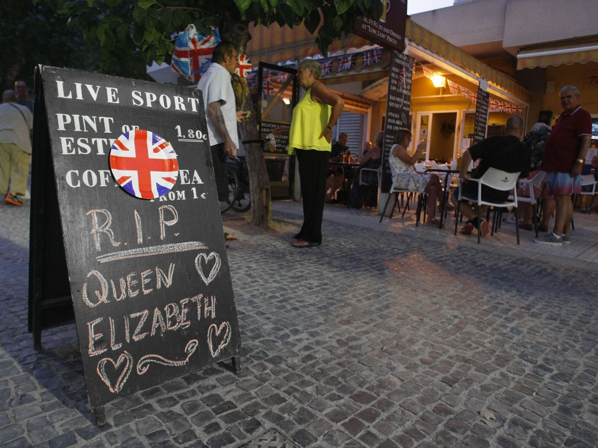 Foto: El cartel de un bar británico de Benidorm recuerda a la reina Isabel II. (EFE/Morell)