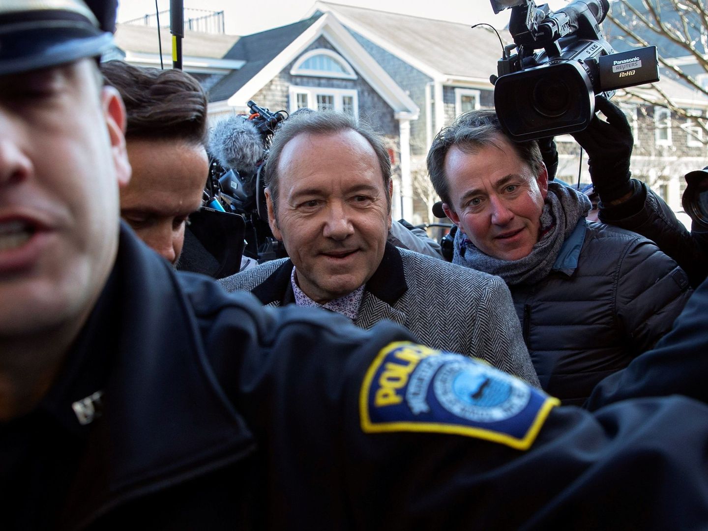 Kevin Spacey es escoltado por la policía a su llegada al tribunal de Nantucket. (EFE)