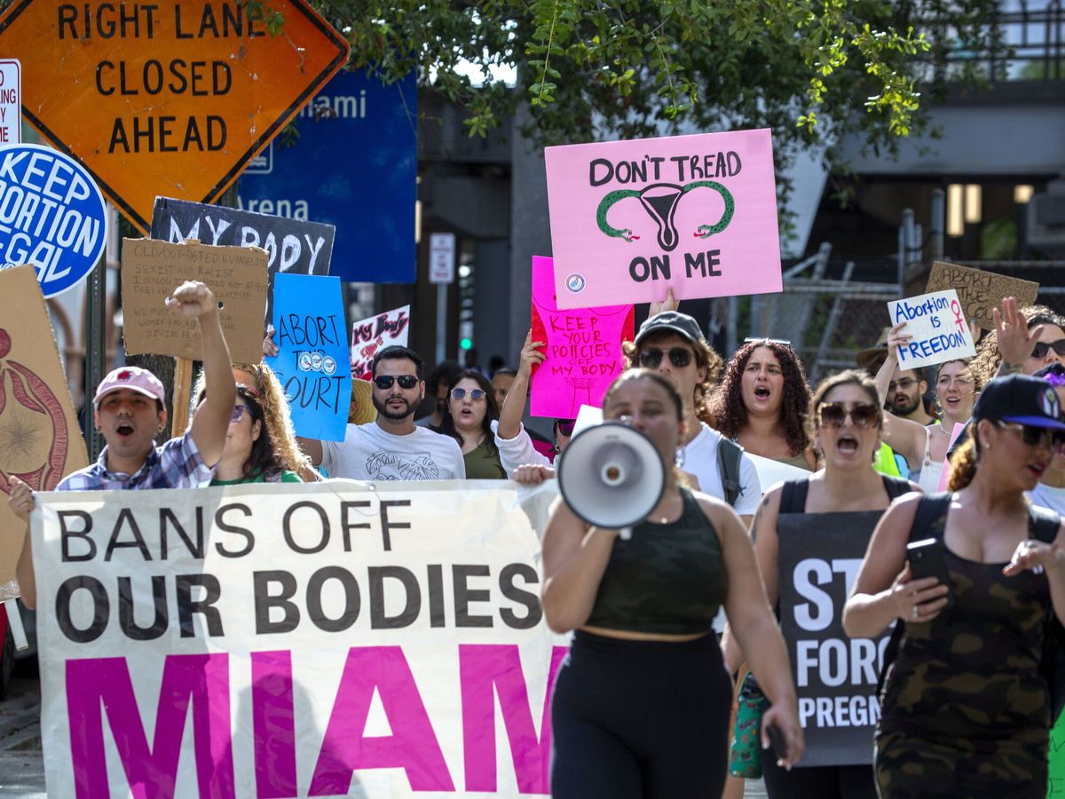 Foto: Protestas en Miami por la anulación de la protección al aborto. (EFE/EPA/Cristobal Herrera-Ulashkevich)