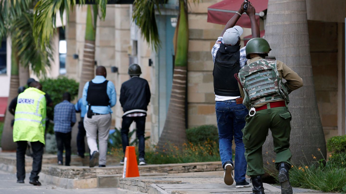 Miembros de las fuerzas de seguridad se despliegan alrededor del hotel. (Reuters)