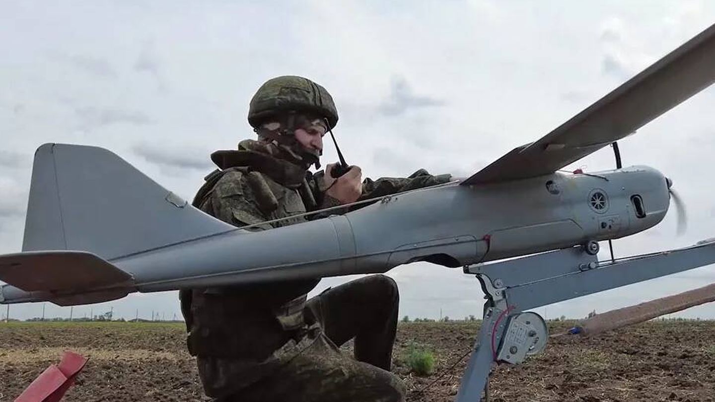 Un drone de vigilancia ruso Orlan-10 apunto de alzar el vuelo. (Ministerio de Defensa de la Federación Rusa)
