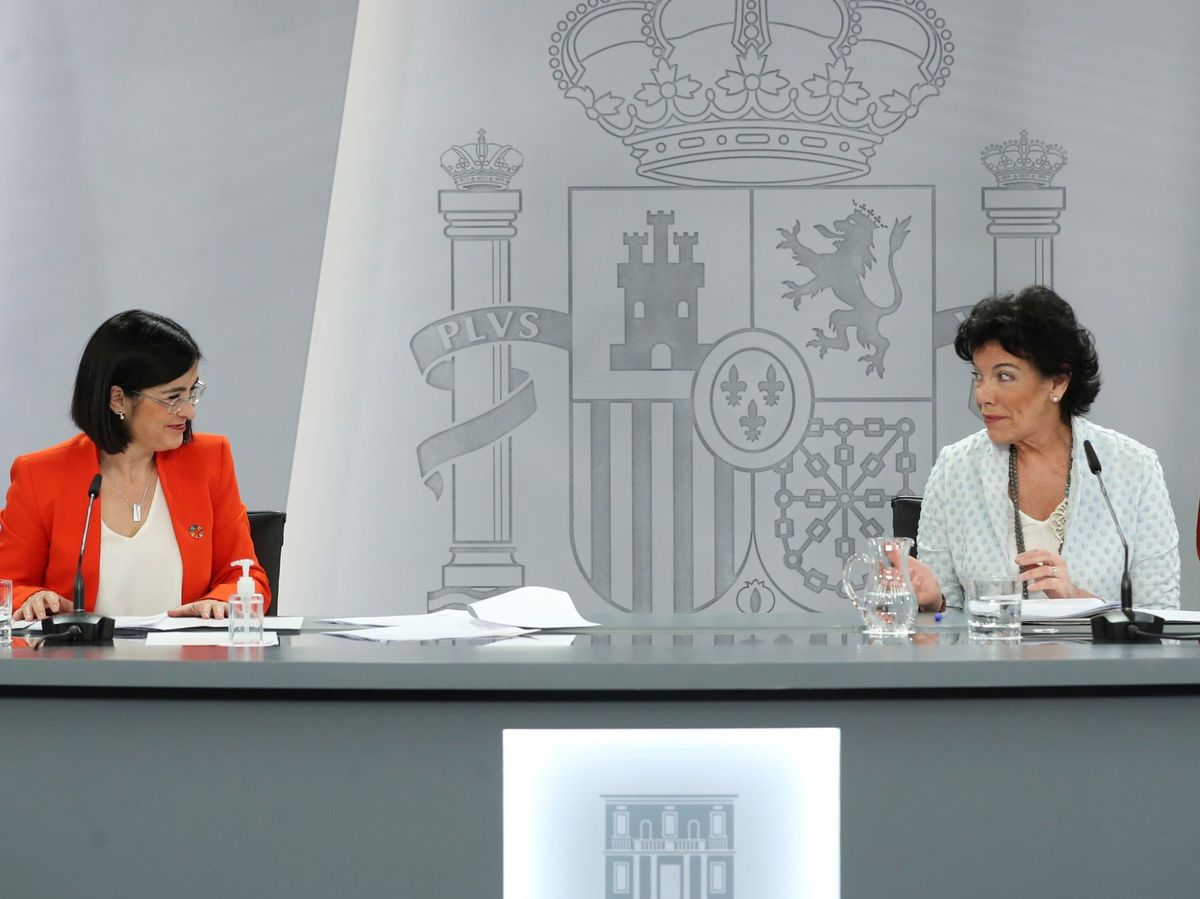 Foto: - La ministra de Sanidad, Carolina Darías (i), y la ministra de Educación, Isabel Celaá. (EFE)