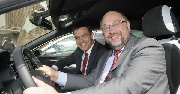 Foto: Pedro Sánchez, en julio de 2015 en Wolfsburgo, Alemania, con el entonces presidente de la Eurocámara y luego líder del SPD, Martin Schulz. (EFE)
