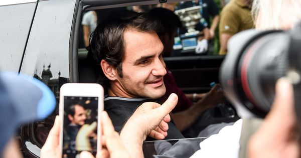 Foto: Federer, acosado por los fotógrafos tras ganar en Australia. (EFE/EPA)