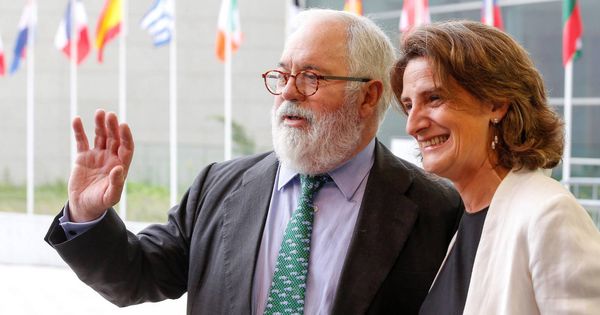 Foto: El comisario europeo del Clima, Miguel Arias Cañete, y la ministra de Transición Ecológica, Teresa Ribera. (EFE)