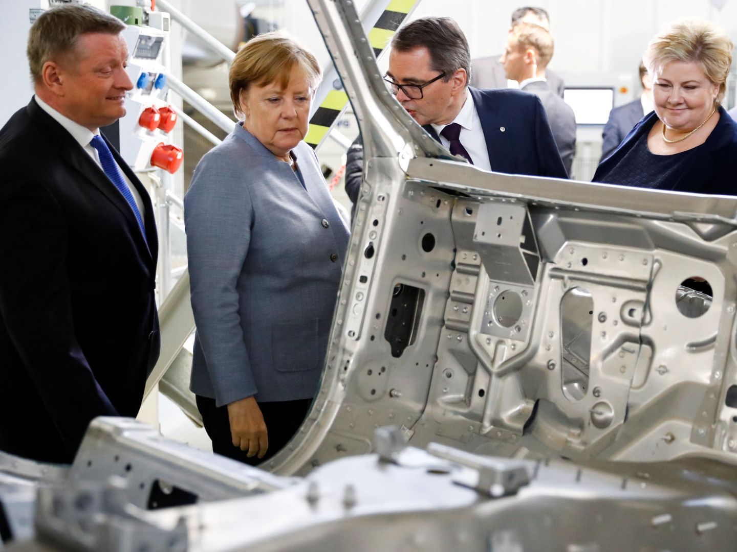 Angela Merkel, en una cadena de montaje en Grevenbroich, Alemania. (Reuters)