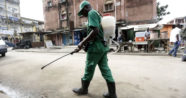 Foto: Un empleado del Instituto de Higiene Pública fumiga con insecticida para exterminar mosquitos en Treichville, al sur de Abiyán, Costa de Marfil (Legnan Koula / EFE)
