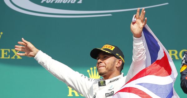 Foto: Lewis Hamilton, celebrando la victoria en Canadá. (EFE)