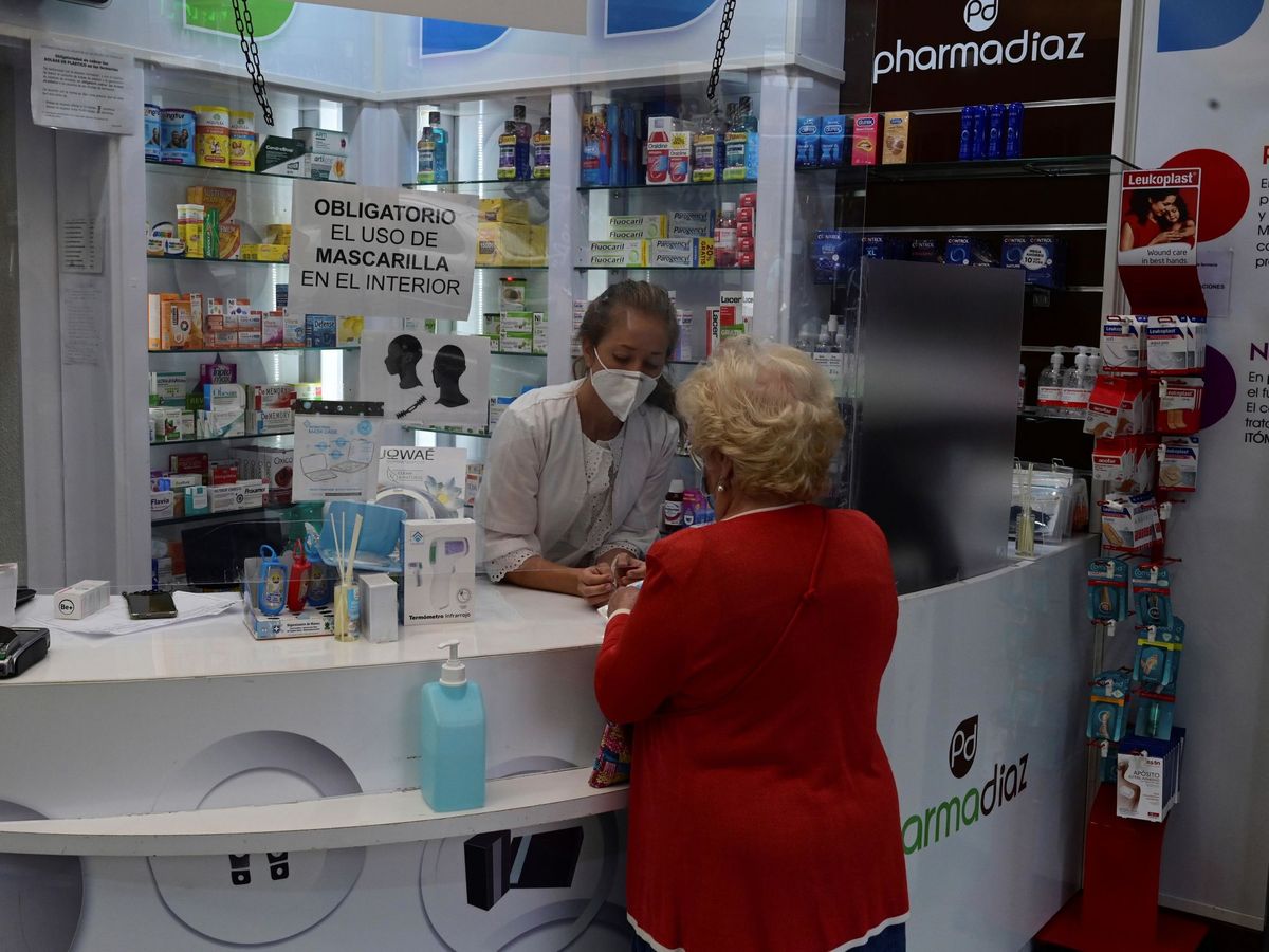 Foto: Una anciana en una farmacia de Madrid. (EFE)
