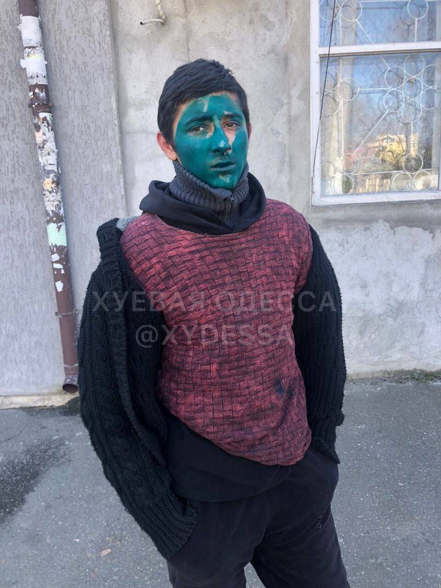 'Merodeador' con la cara pintada de verde como escarnio público, en Odesa.