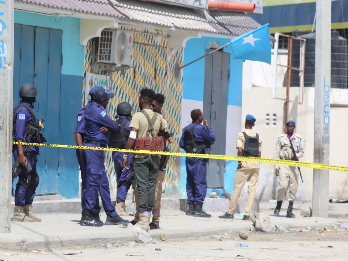 Foto: Funcionarios de seguridad somalíes, hacen guardia en el lugar acordonado frente al Hotel Hayat en Mogadiscio (Somalia). (EFE)