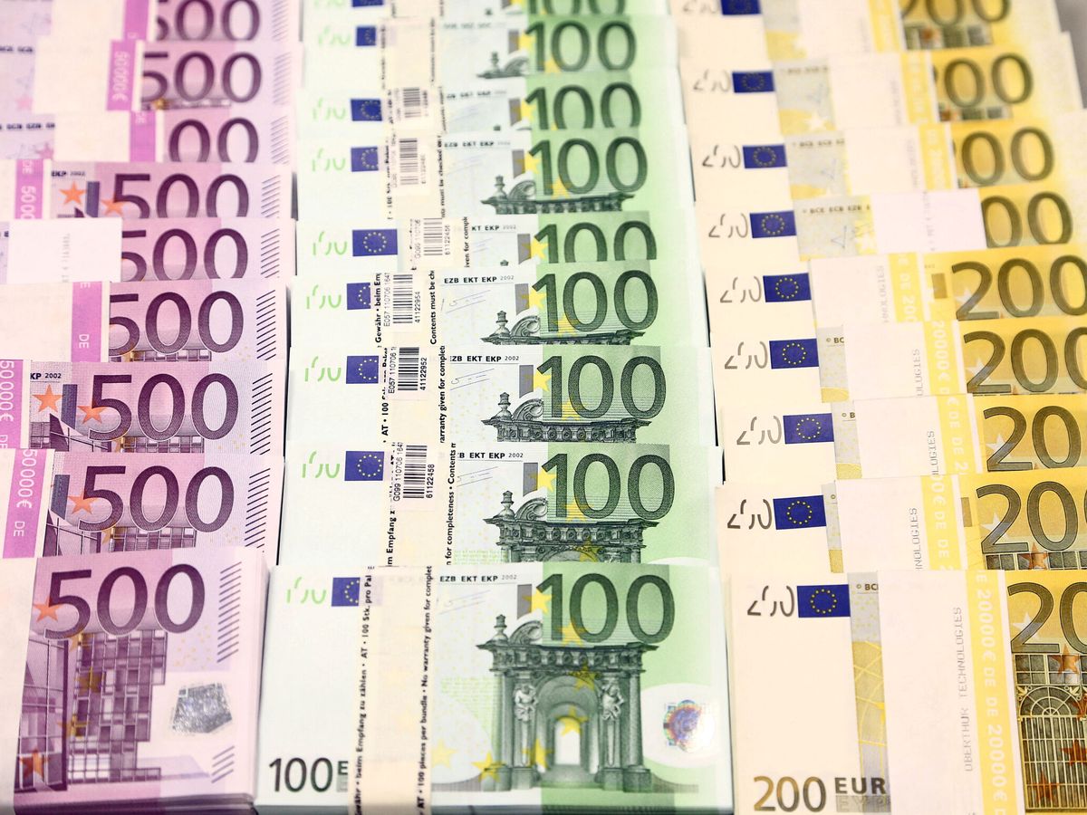 Foto: Fotografía de la emisión de billetes de 100, 200 y 500 euros. (Reuters/Antonio Bronic)