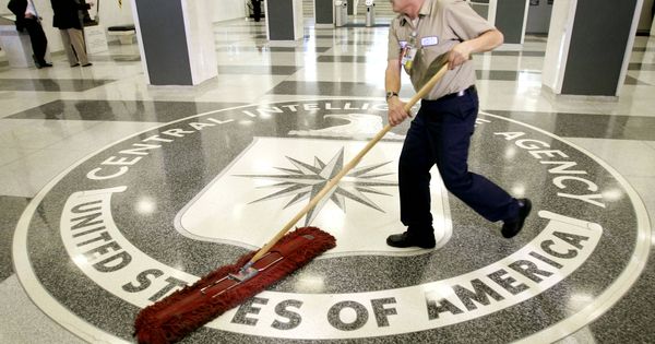 Foto: Un trabajador limpia el logo de la CIA en la sede de la agencia en Langley, en 2005. (Reuters)