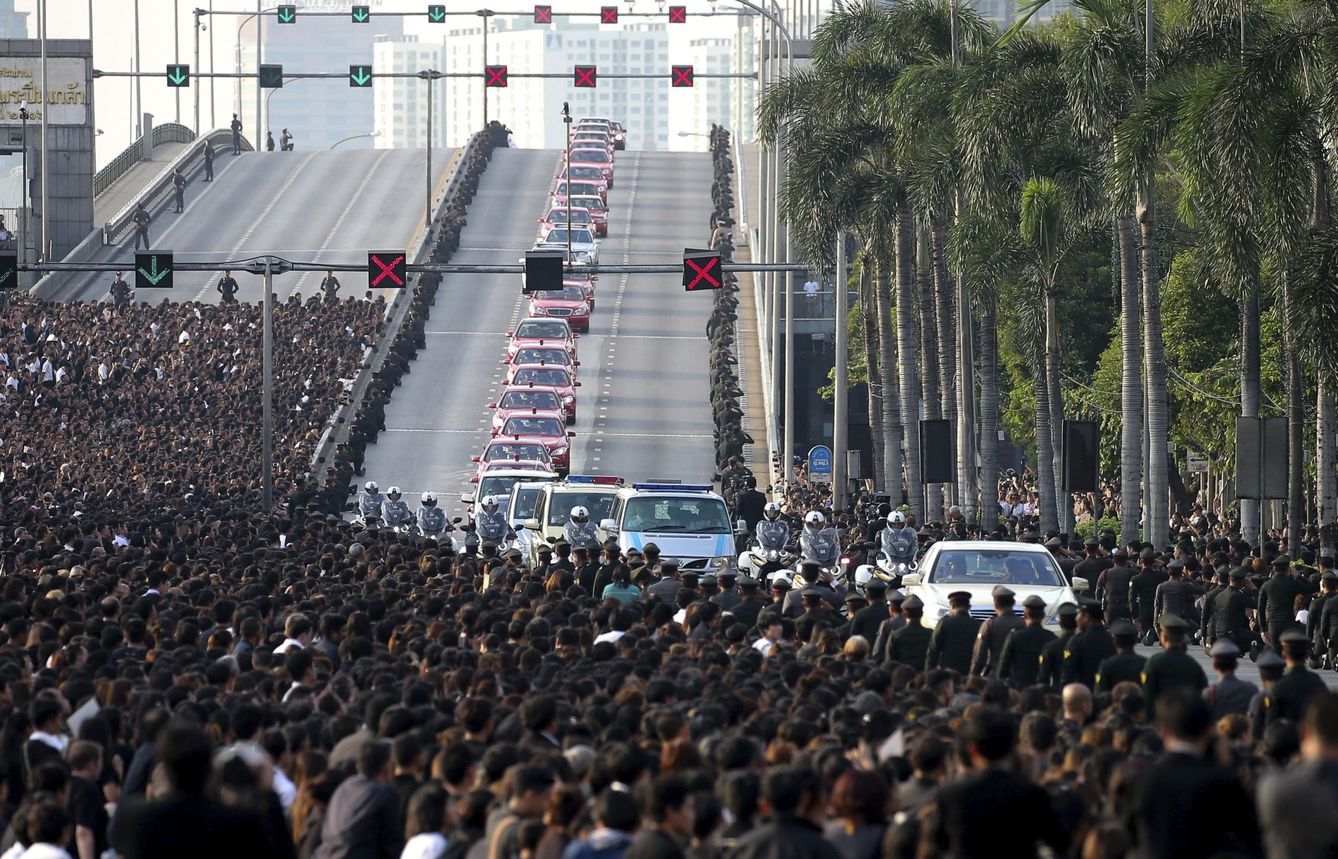 Multitudinaria marcha del féretro del rey Bhumibol de Tailandia, ayer en Bangkok. (EFE) 