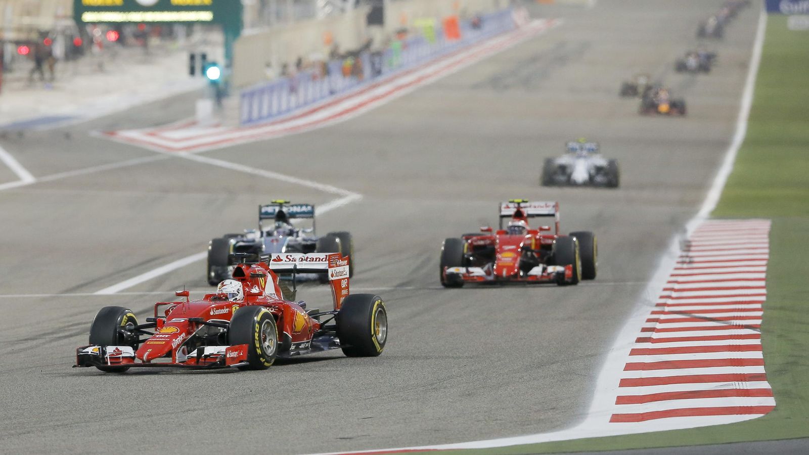Foto: Sebastian Vettel este fin de semana, por delante de Rosberg (Efe)