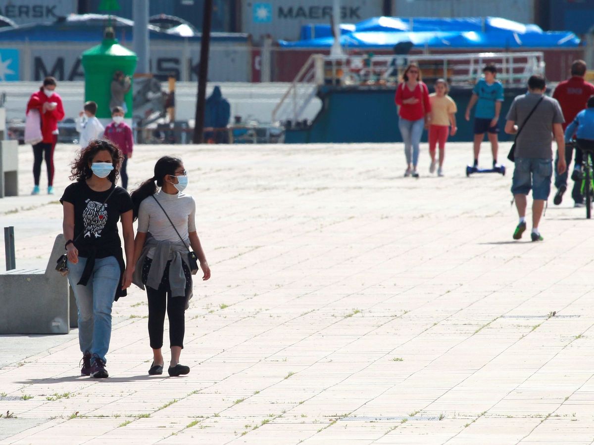 Foto: Un madre y su hija pasean por Algeciras, Cádiz. (EFE)