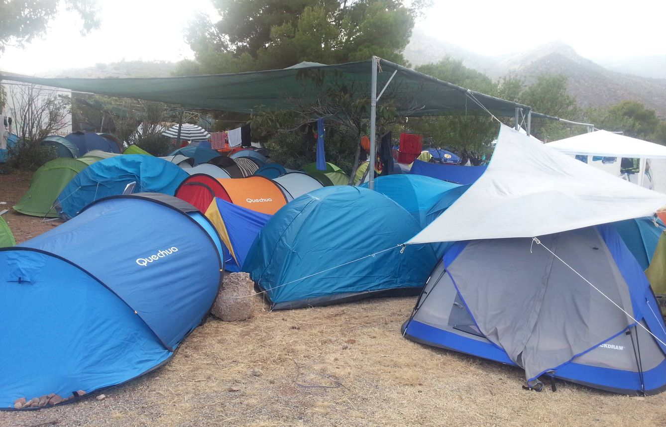 Zona de acampada de los trabajadores del FIB donde se aprecia el toldo insuficiente.