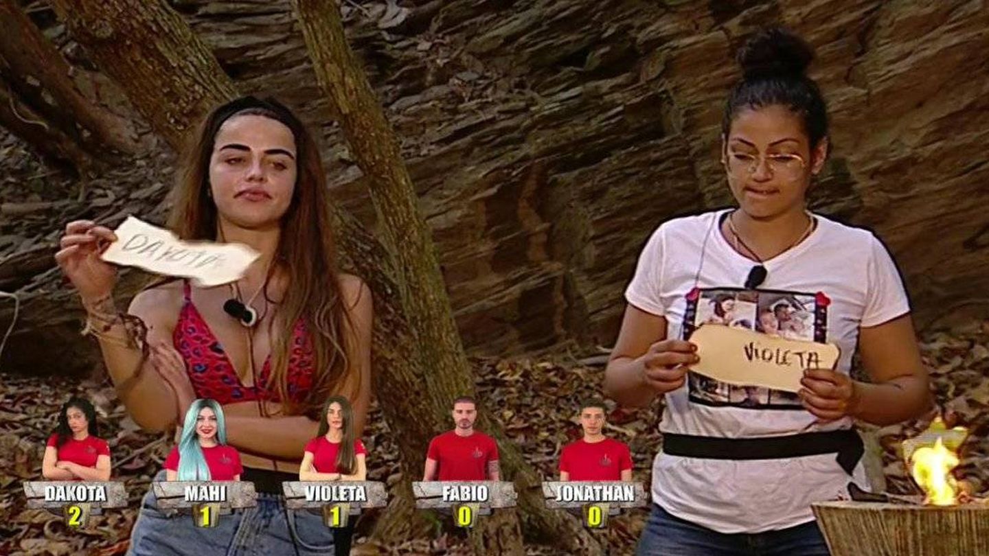 Violeta y Dakota nominando en 'Supervivientes 2019'. (Telecinco)