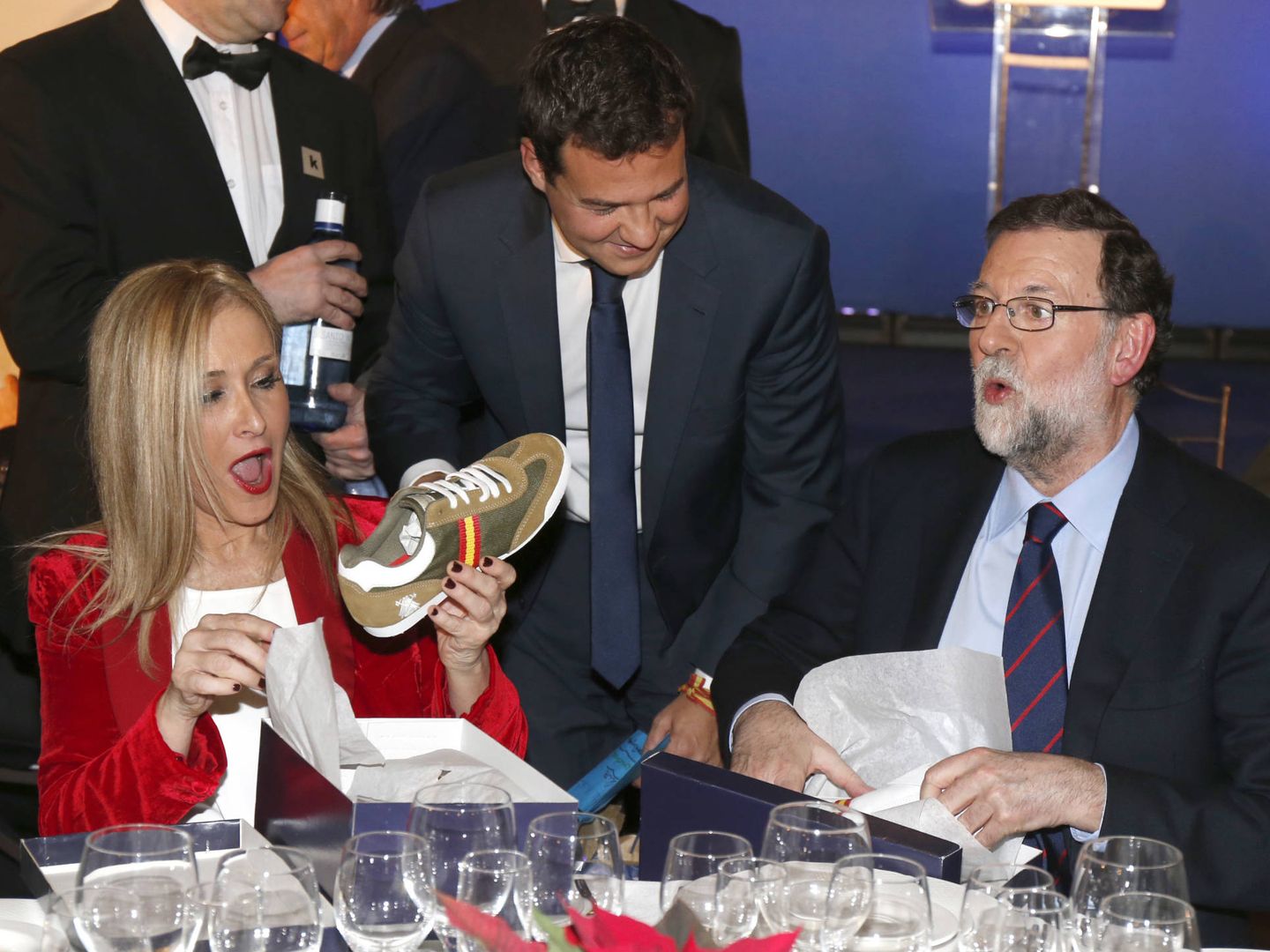 De la Uz (c) entrega unos regalos a Rajoy y Cifuentes en la cena de Navidad del PP en Las Rozas.