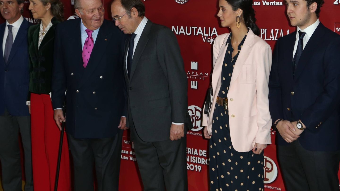 El rey Juan Carlos con su hija y sus nietos, recibidos en Las Ventas.