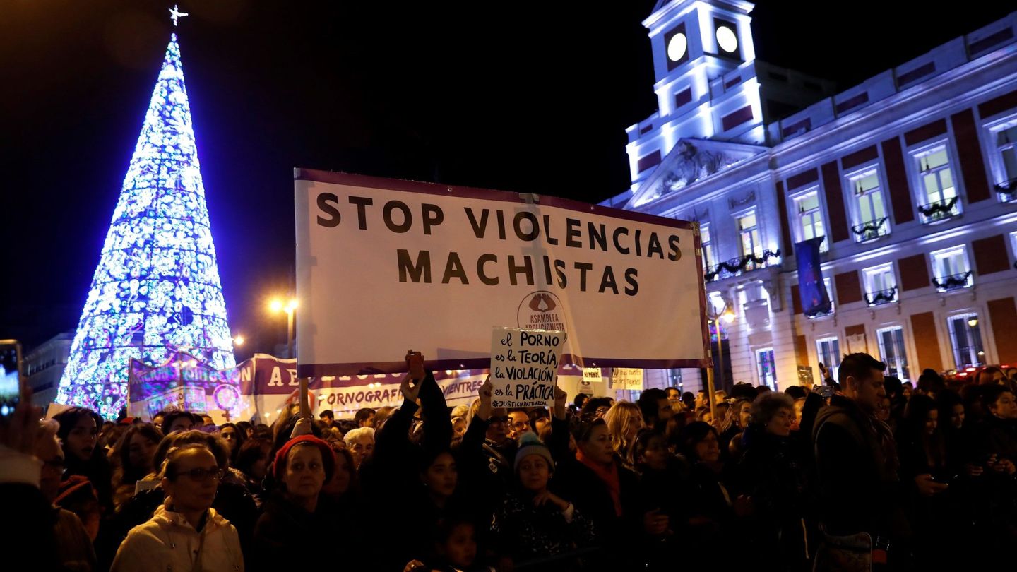 Manifestación con motivo del Día Internacional de la Eliminación de la Violencia contra la Mujer en la Puerta del Sol de Madrid. (EFE)