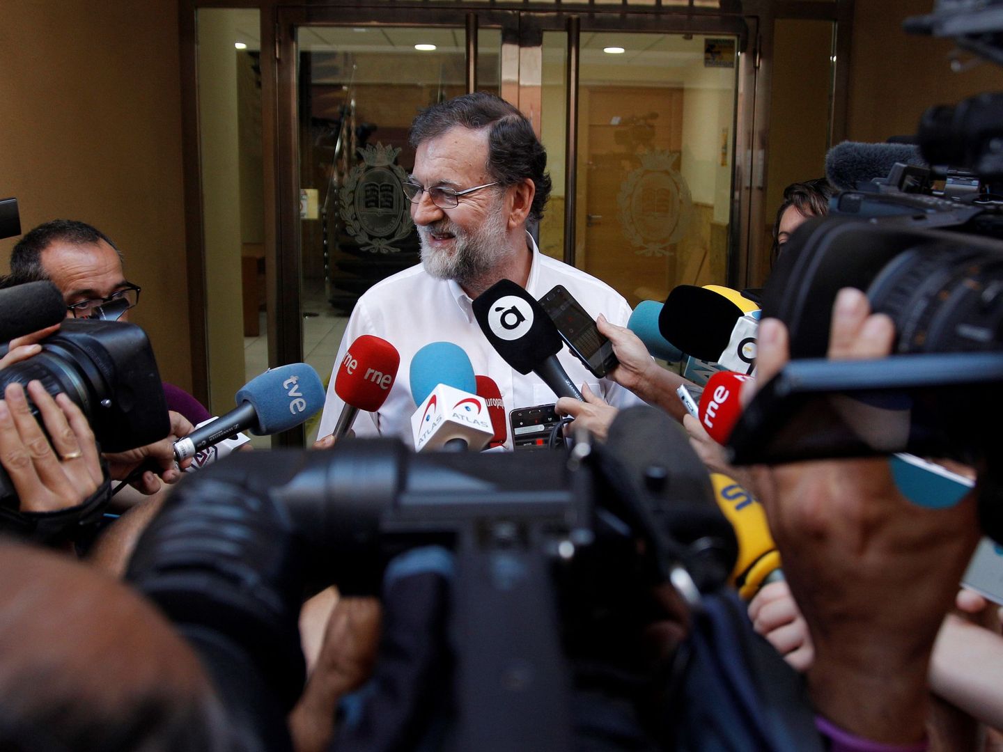 Rajoy en Santa Pola (Alicante) a su llegada para recuperar su plaza como registrador de la propiedad. (EFE)