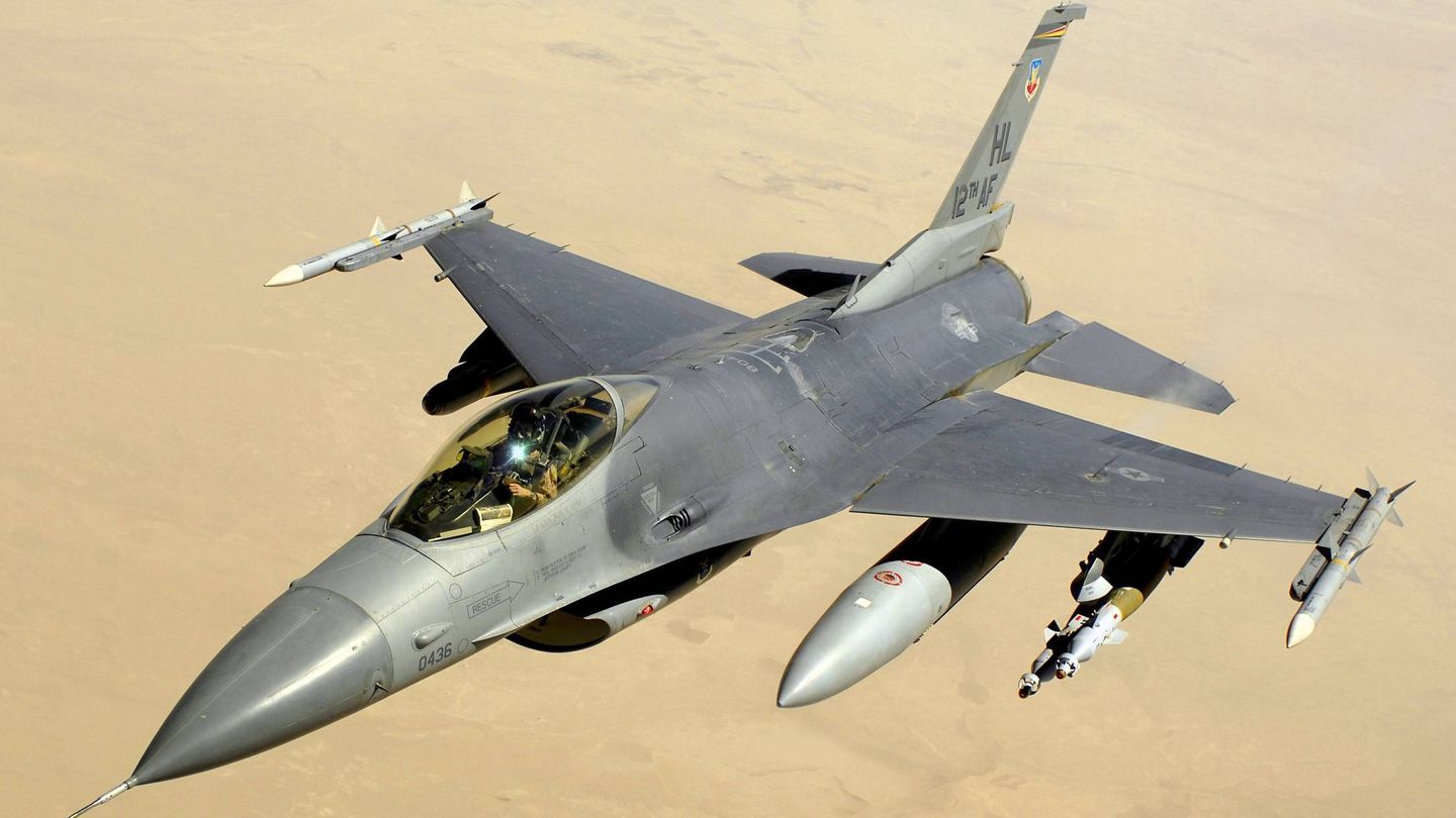 F-16C Block 40 de la USAF sobre Iraq. Va armado para ataque a tierra con bombas GBU de gui?a la?ser. (USAF)