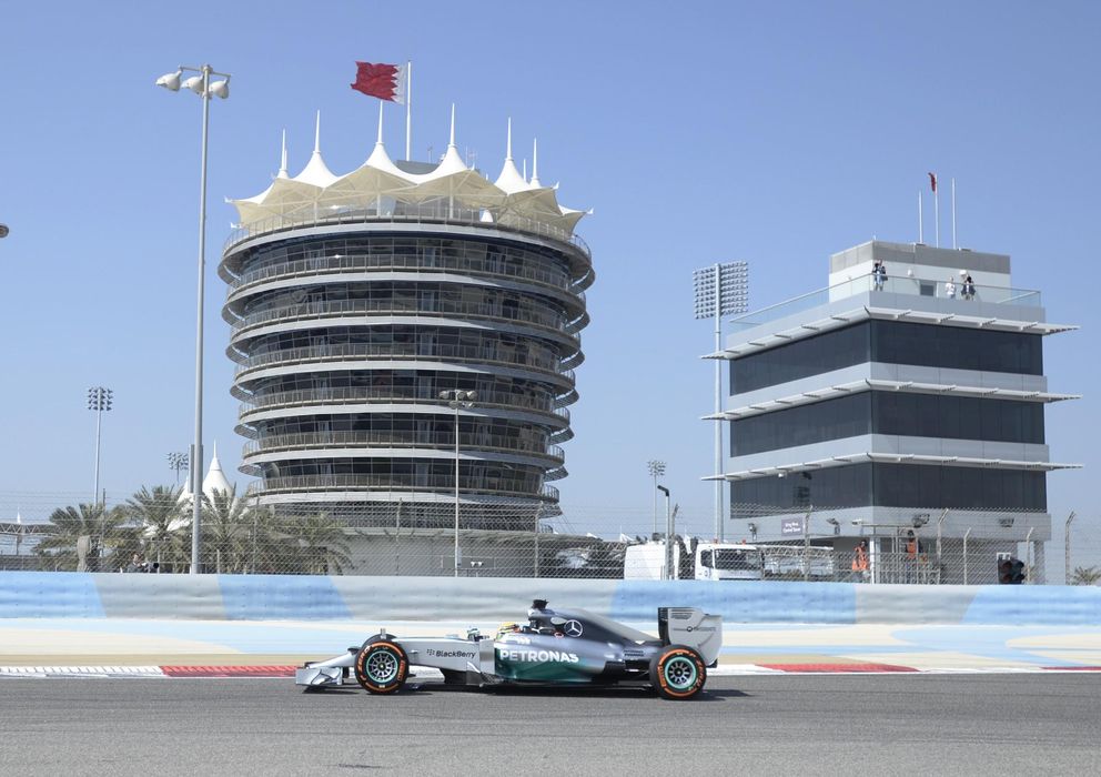 Foto: Lewis Hamilton pilotando en el circuito de Sakhir.
