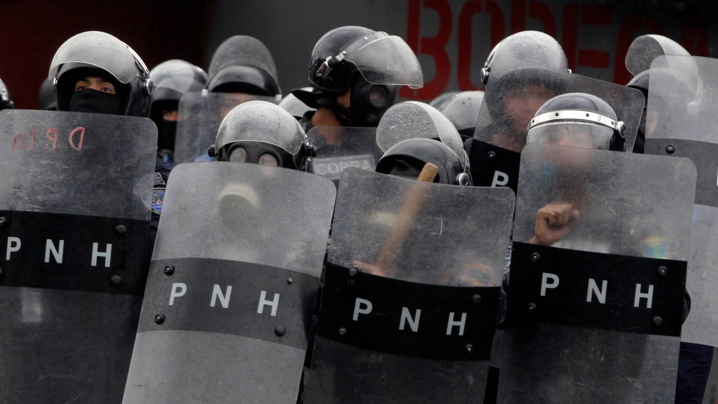 Policías hondureños durante unos disturbios en Tegucigalpa, el 18 de diciembre de 2017. (Reuters)