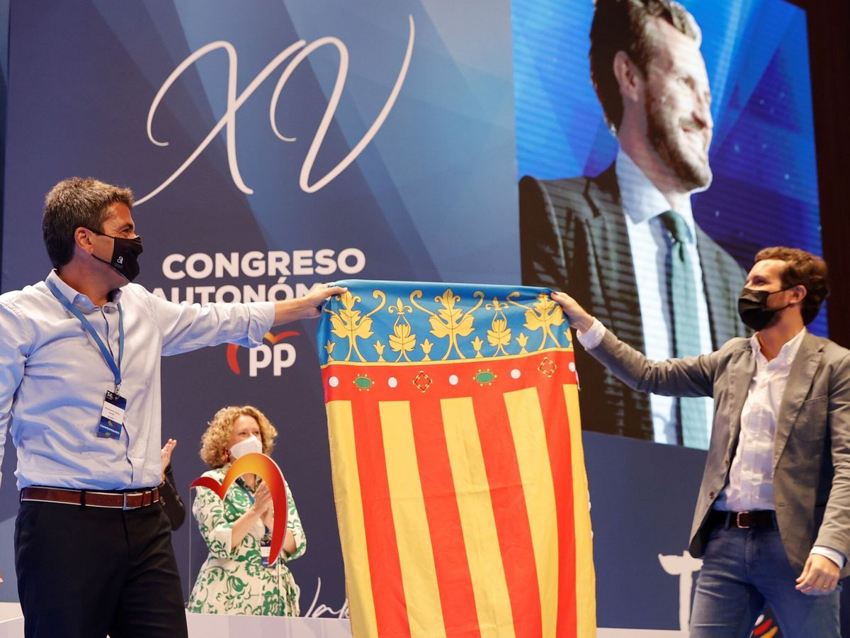 Foto: El líder del PP, Pablo Casado, con Carlos Mazón y la 'senyera' valenciana. (EFE)