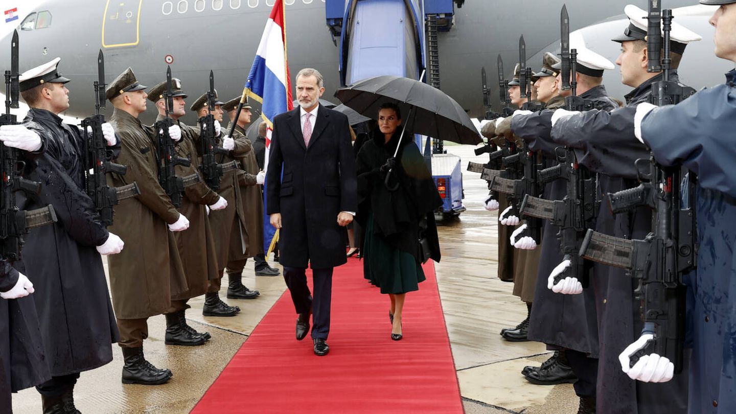 Los Reyes, a su llegada al aeropuerto de Zagreb. (Casa Real)