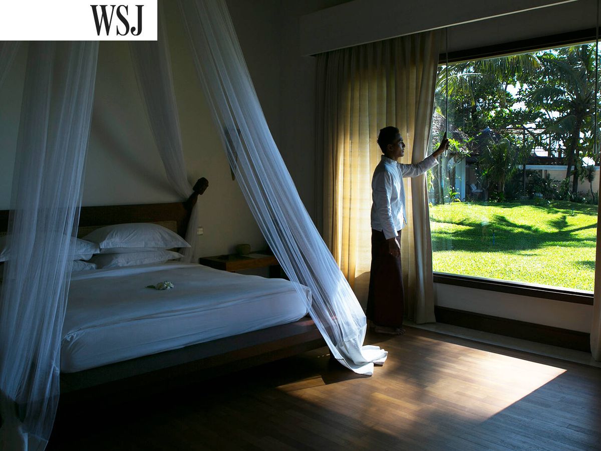 Foto: Un trabajador mira a través de la ventana de un hotel de lujo. (Getty Images/Paula Bronstein)