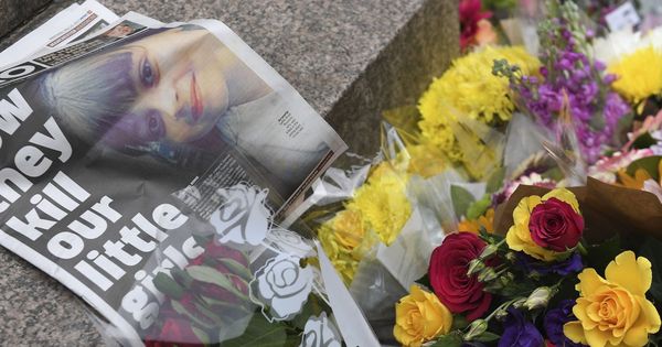 Foto: Flores colocadas en memoria de los 22 muertos, entre ellos niños, en el atentado de Mánchester. (EFE)