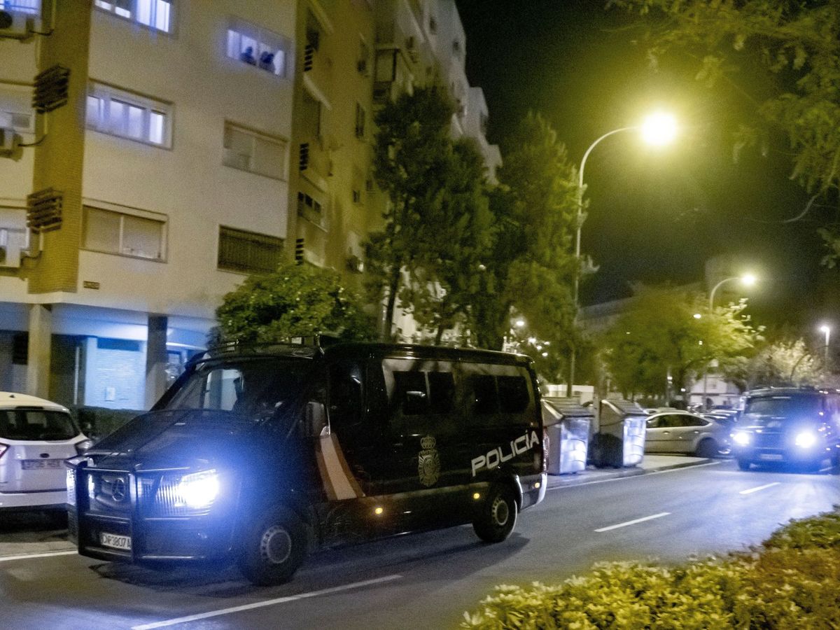 Foto: Vehículo de la Policía Nacional por la noche en Sevilla. (EFE/Raúl Caro)