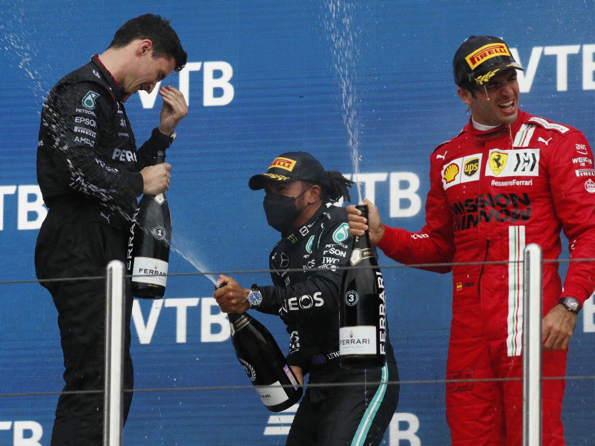Foto:  Sainz, junto a Hamilton en el podio. (REUTERS)