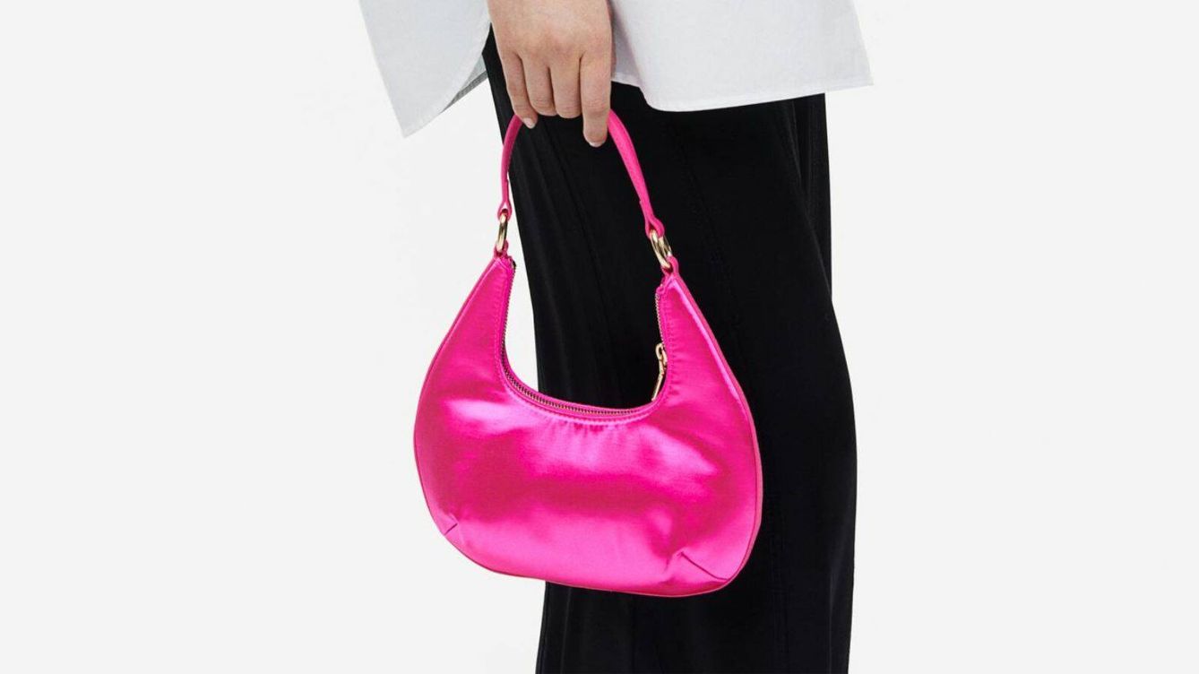 Foto: Estos bolsos nos han hecho sucumbir en la tendencia barbiecore (Crédito H&M)