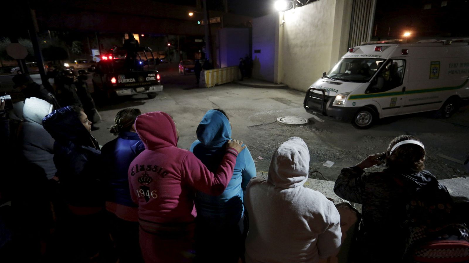 Foto: Familiares de presos a las puertas de la prisión de Topo Chico Prison, en Monterrey, el 11 de febrero de 2016 (Reuters).