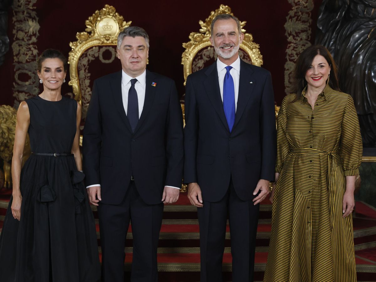 Foto: Los Reyes, junto al presidente de Croacia y la primera dama. (EFE/Juanjo Martín)